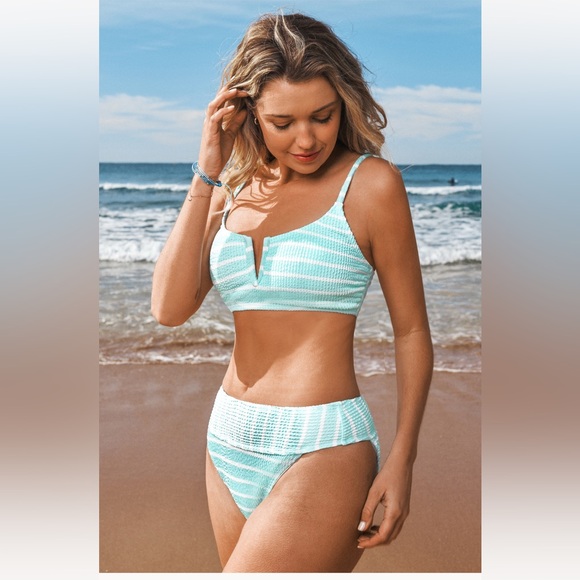 CUPSHE Light Blue Striped V-Wire Bikini Top & High-Rise
Bottoms Set NEVER WORN - Picture 3 of 6